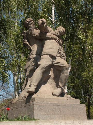 kurgan (41).JPG - Skulptur am "Platz der Helden". In dieser Figur sieht man einen verletzten Kommandeur, der bis zuletzt die vordere Kampflinie nicht verläßt.